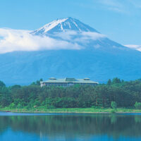 河口湖対岸から見た富士ビューホテルと富士山